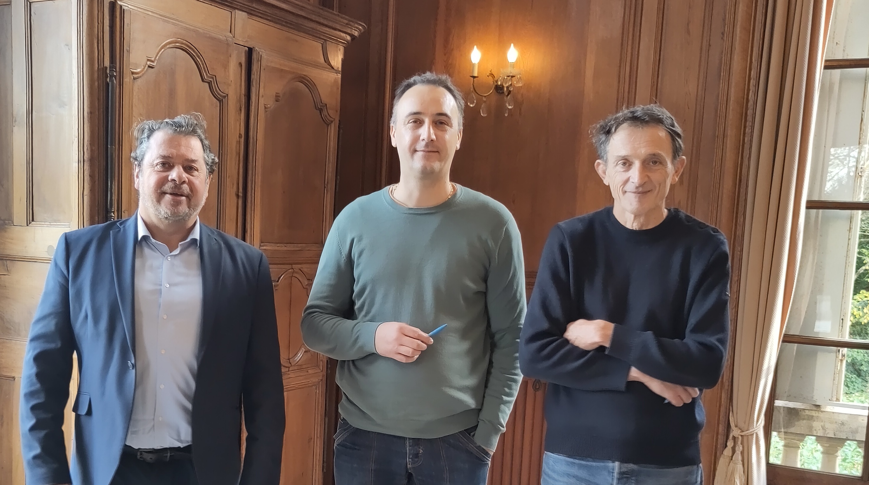 Trois directeur des structures posant devant la photo