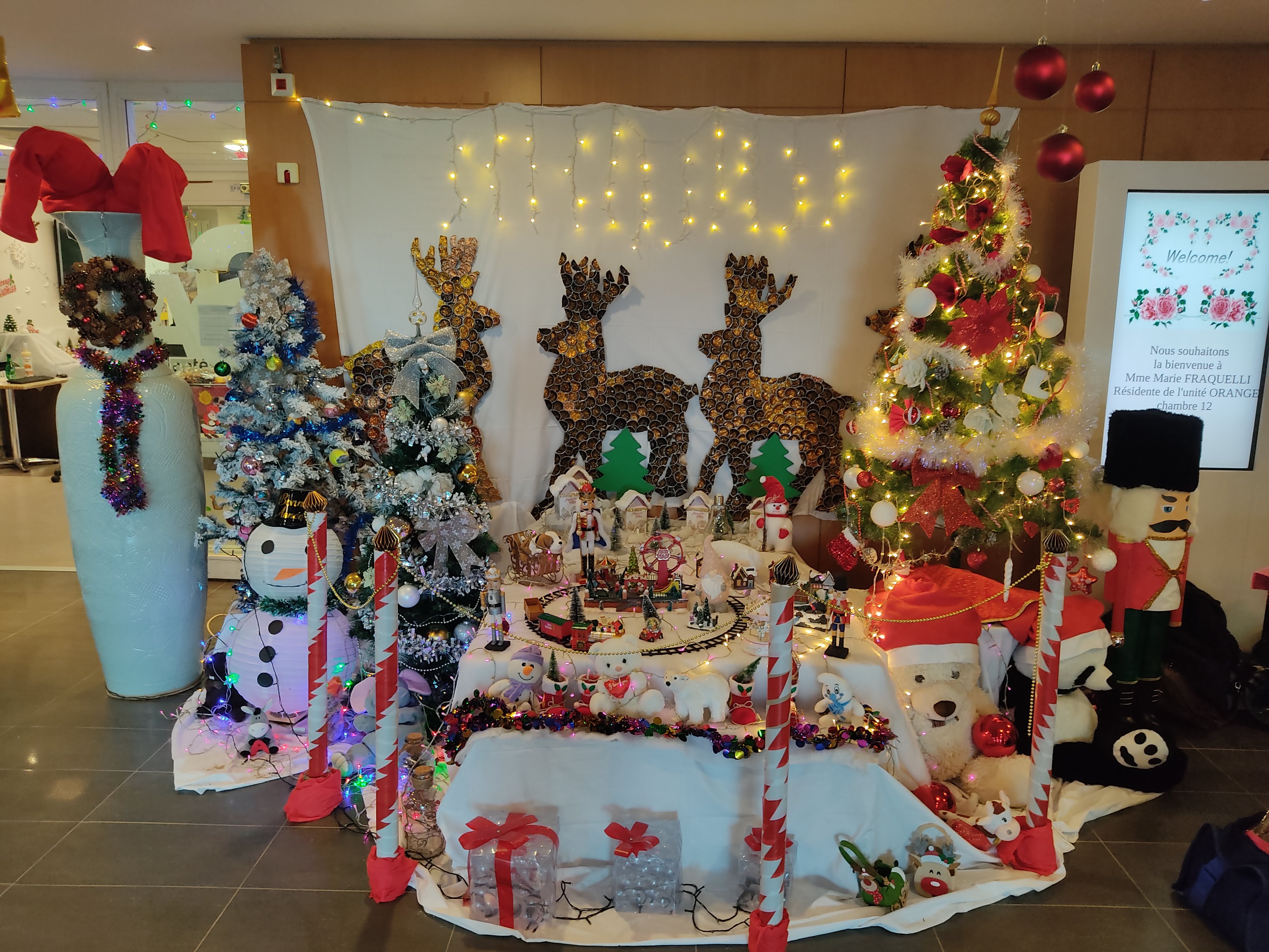 Entrée du marché de Noël avec des créations faites par les résidents de l’EHPAD