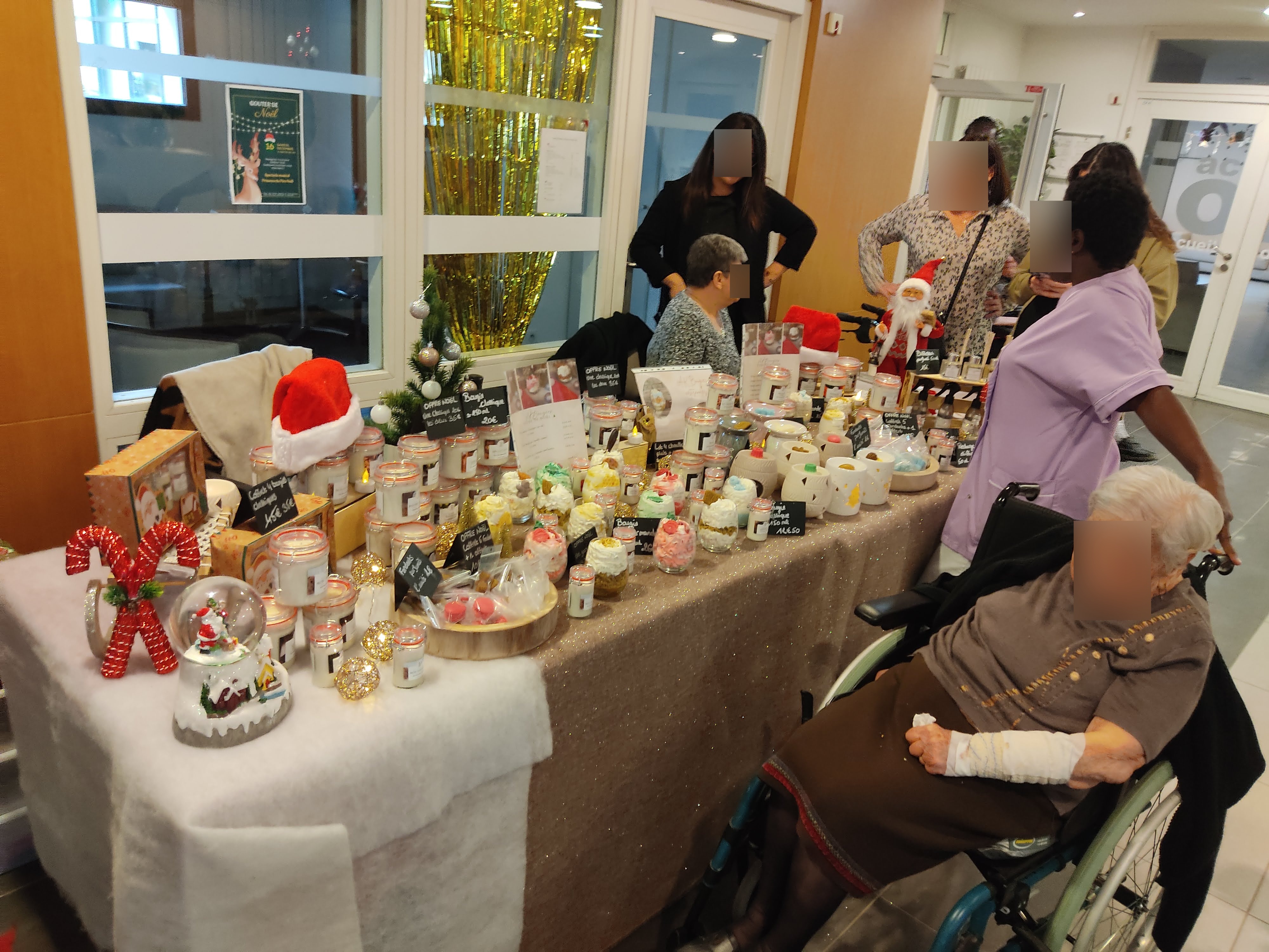 Stand bougies et desserts tenue par un membre de la famille d’une résidente