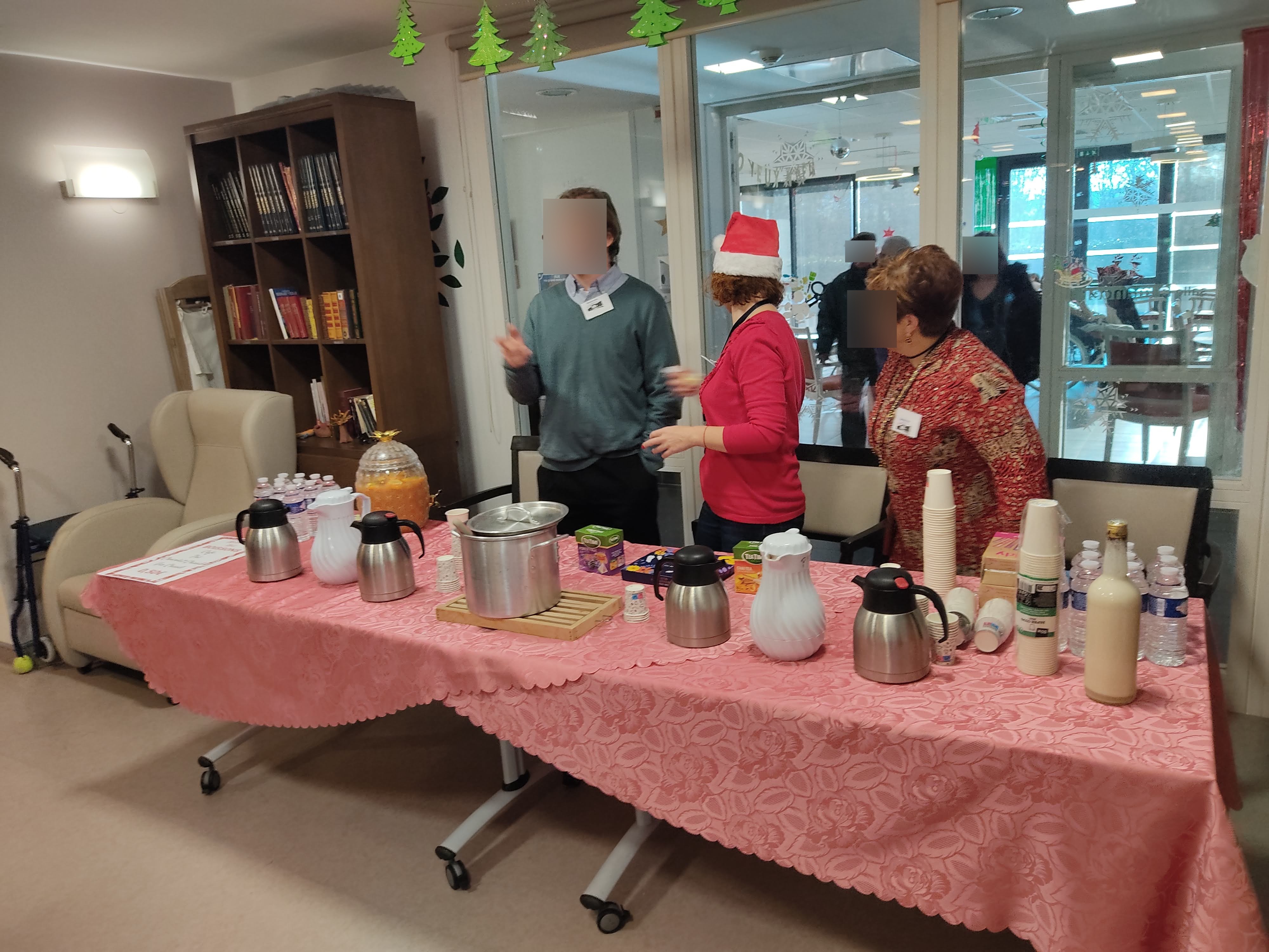 Stand boisson chaude avec vin chaud, chocolat chaud, thé et café