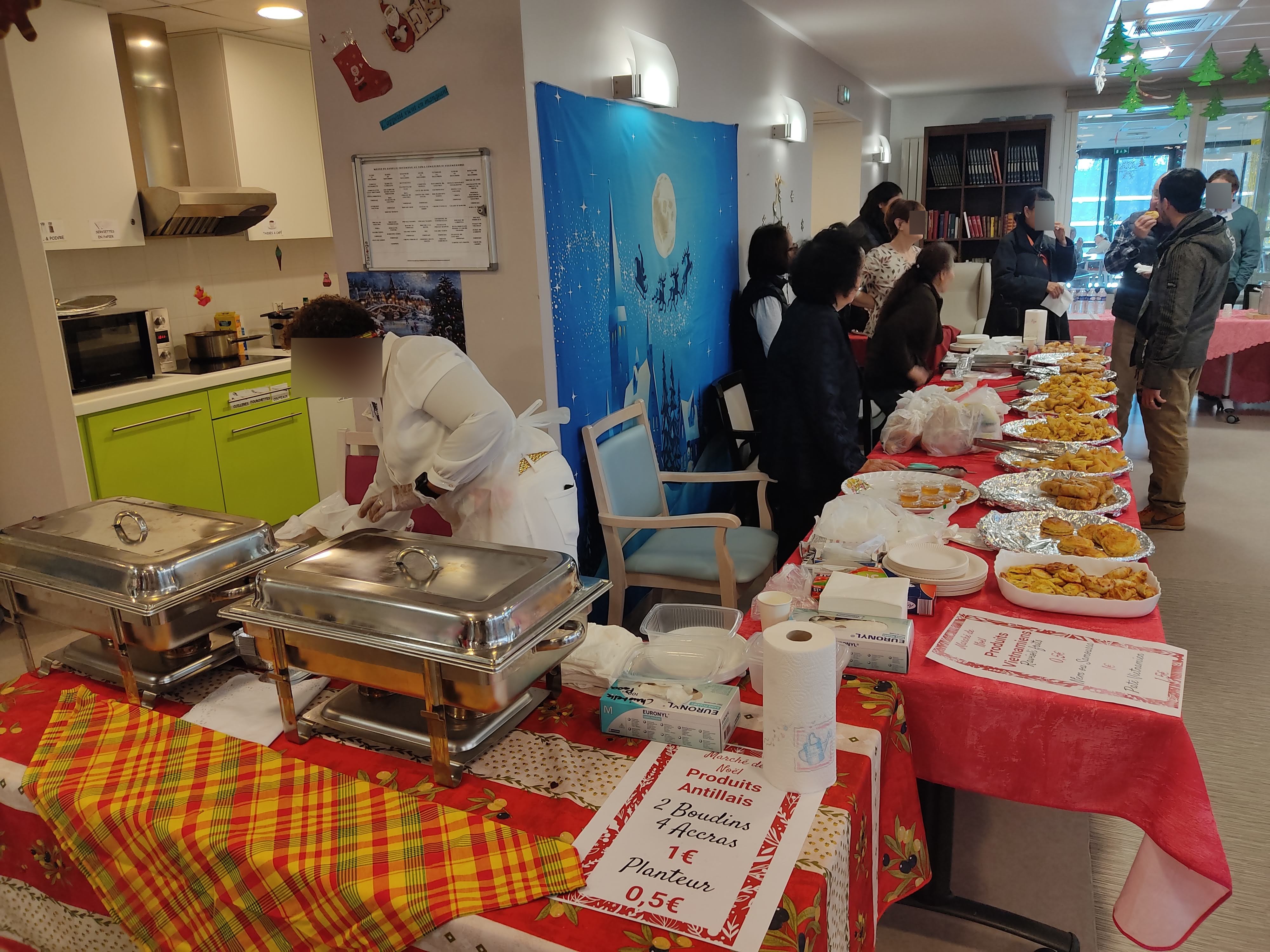 Stand mets salés avec boudins, accras, assortiments de spécialités vietnamiennes avec des nems et samoussa
