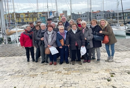 Le 30 Novembre, 16 adhérents de l’ARA (Activité Rencontre et Autonomie des séniors) ont participé à la sortie socio culturelle de l’Aquarium à la Rochelle. Au programme, visite de l’aquarium, une expérience inédite pour certains et pour d’autres révélateur de souvenirs. S’en est suivie d’une pause déjeuner au restaurant de l’aquarium « La Haut ». Nous avons fusionné avec les adhérents de l’ARA de Cognac. Une ambiance conviviale et bienveillante était au rendez-vous lors cette journée.