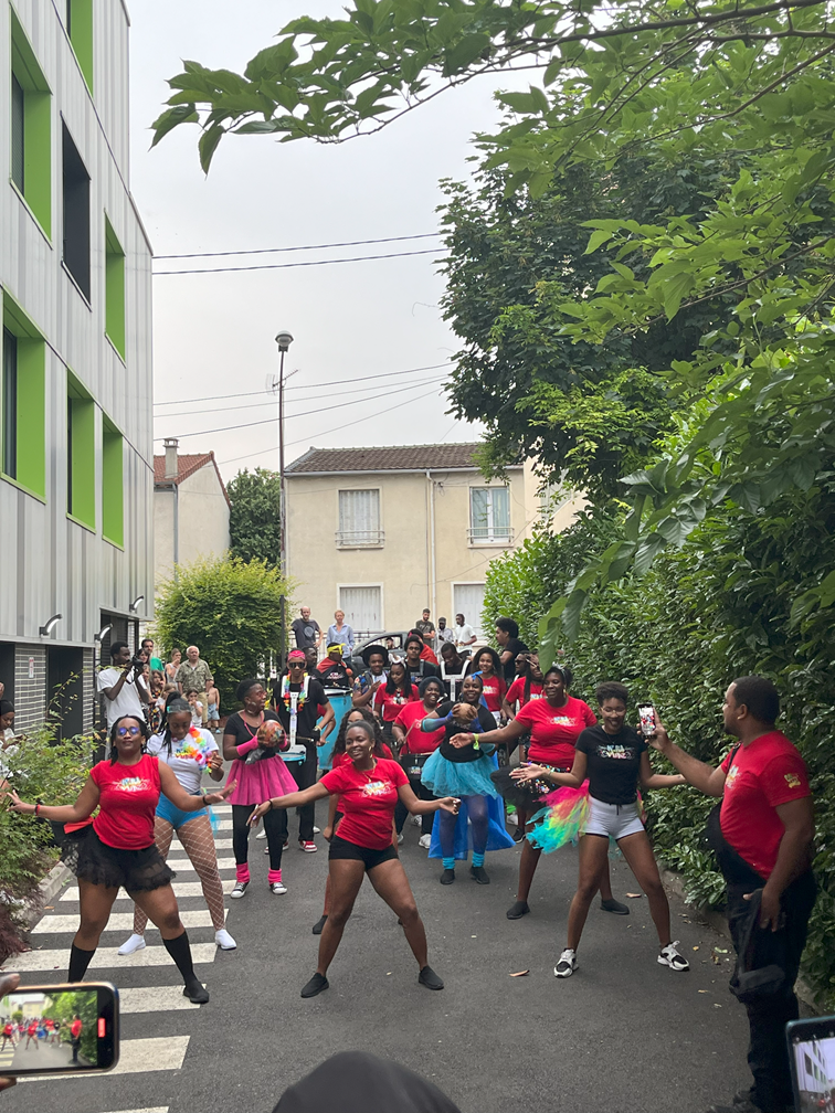 Le groupe Karibean VYBZ en pleine danse