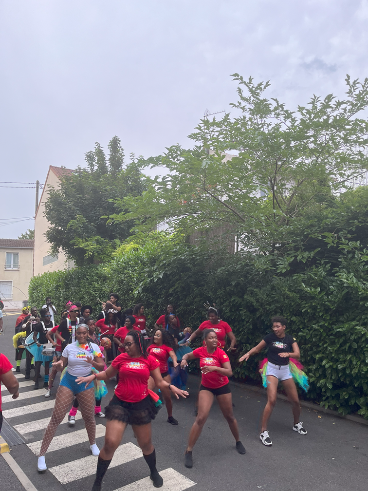 Le groupe Karibean VYBZ en pleine danse