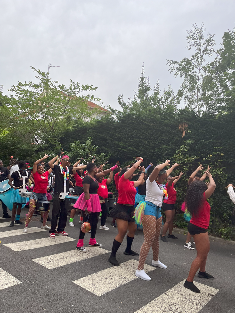 Le groupe Karibean VYBZ en pleine danse