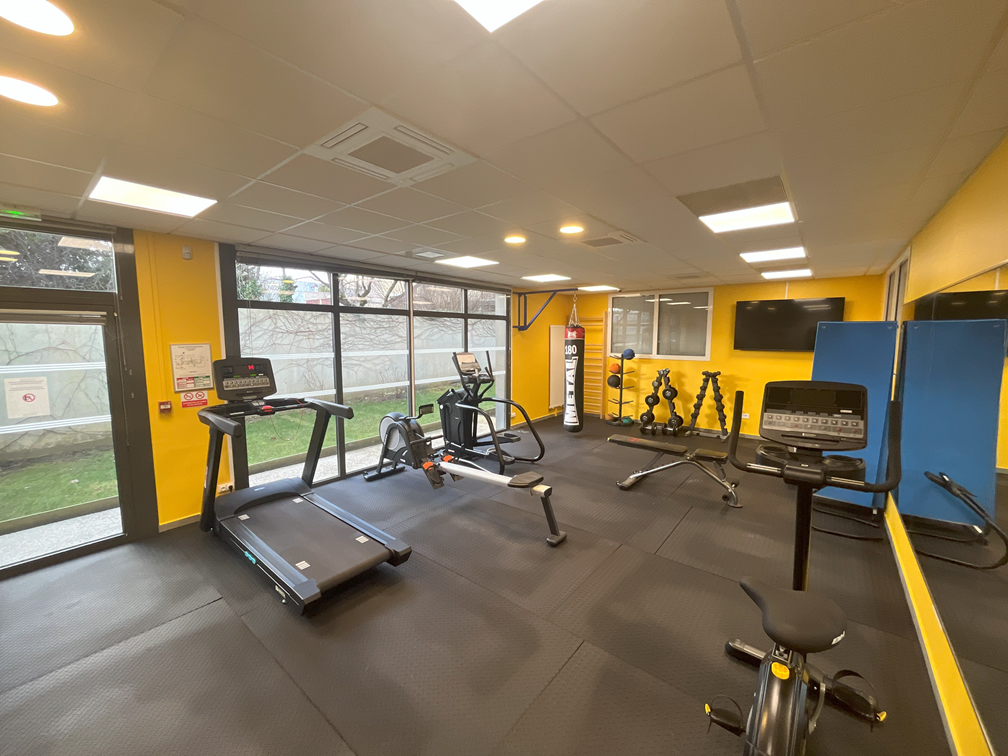 Une salle entièrement équipée