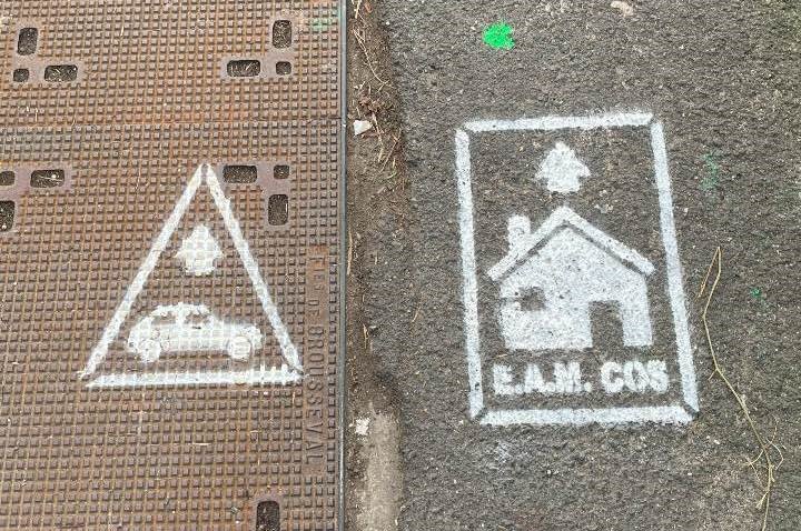 Pictogrammes indiquant le sens de circulation et la présence de véhicule sur le trajet