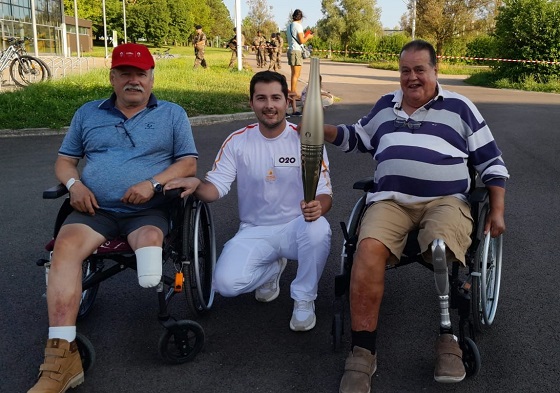 Patients Pasteur avec le porteur de flamme