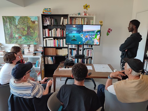 Une partie de Mario Kart sur Switch entre séniors et adolescents