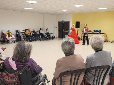 Un concert offert par les blouses roses