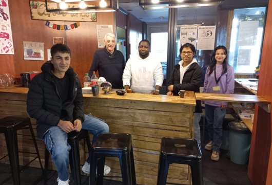 Café associatif co-géré par les résidents, les bénévoles et les salariés - Isard COS