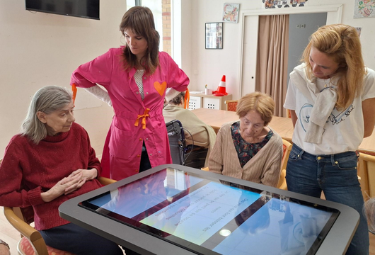 Jeux sur tablette géante à l'UVP - Ehpad COS Jeanne d'Arc