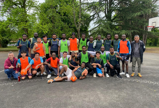 Match de foot entre résidents, bénévoles et éducateurs sportifs de la ville de Pau - Isard COS