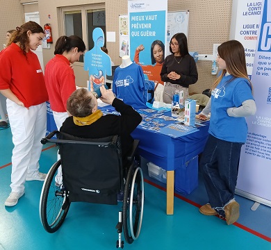 Stand d'information ligue contre le cancer et CPAM mars 2026