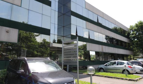 Des voitures sont garées devant la façade du SAMSAH COS 93