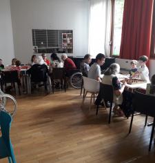 Jeunes et résidents dans une ambiance bon enfant !