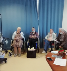 Moment partage : Chants de noël entre les résidents et les enfants en visioconférences
