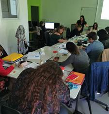 Personnes rassemblées autour d'une table en discutant