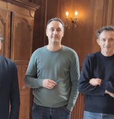 Trois directeur des structures posant devant la photo
