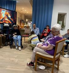 Bref instant de silence pour écouter le crépitement de la cheminée