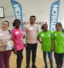 5 stagiaires debout en tenue de sport